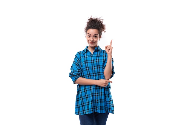 Photo young caucasian curly lady dressed in a plaid shirt is inspired by the idea