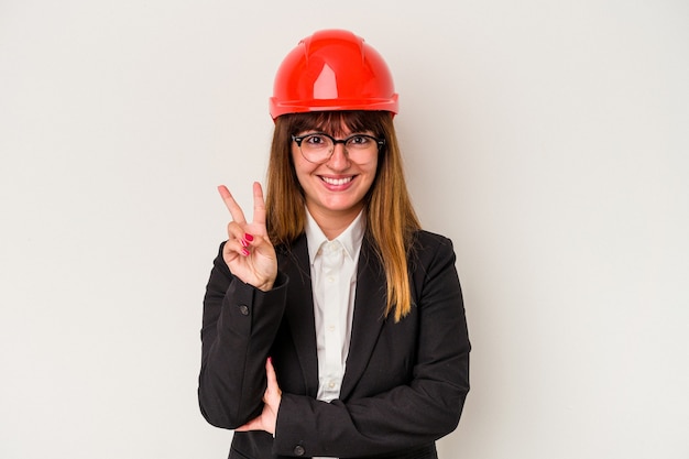 Foto giovane donna curvy caucasica dell'architetto isolata su fondo bianco che mostra il numero due con le dita.