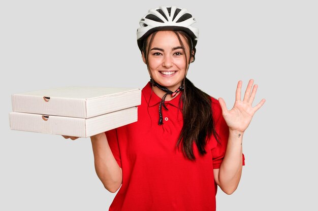Фото Молодая белая девушка с пиццей в руках изолирована
