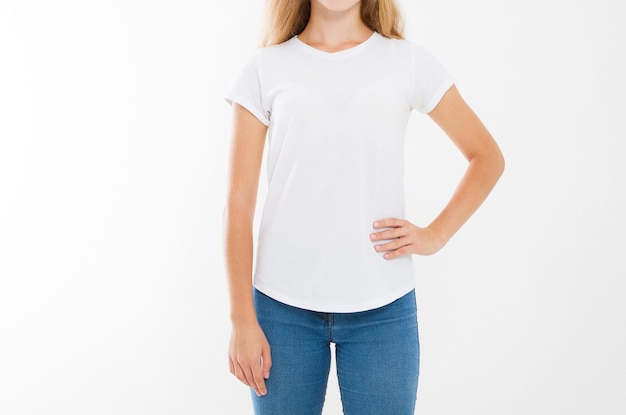 ヨーロッパ系若い白人女性白いTシャツを着た女の子Tシャツのデザインと人々のコンセプトシャツのフロントビューは白い背景に隔離されていますモックアップコピースペース