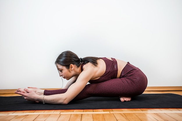 Foto giovane donna in forma caucasica che pratica yoga a casa concetto di sport e stile di vita