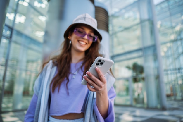 Photo young caucasian girl smiling happy using smartphone at city high quality photo