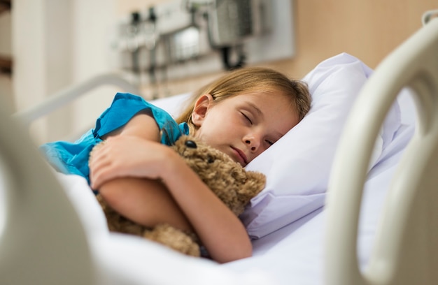 Photo young caucasian girl staying at a hospital