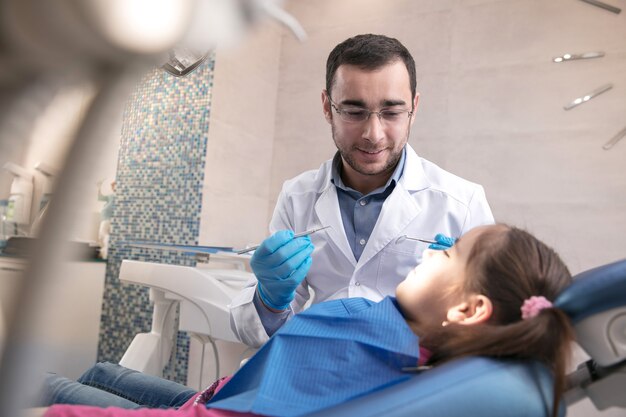 Молодая кавказская девушка в офисе стоматолога