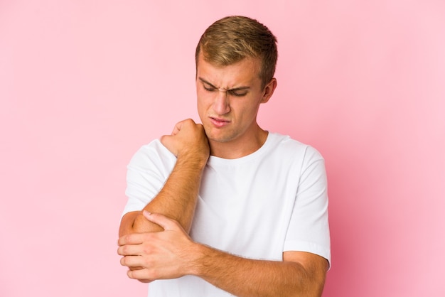 Giovane uomo caucasico bello isolato che esprime emozioni