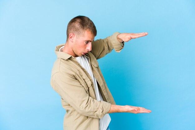 Photo young caucasian handsome man isolated expressing emotions