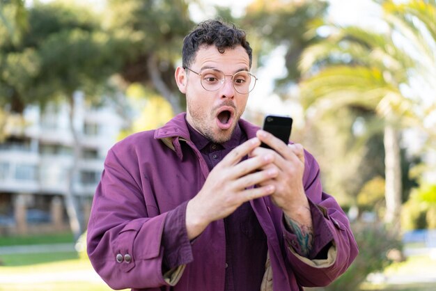 Foto giovane uomo bello caucasico