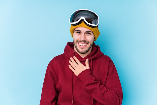 Photo young caucasian man on a blue wall