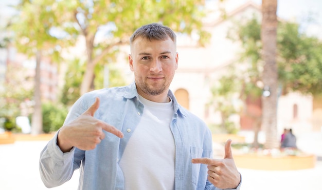 Foto giovane uomo caucasico che esprime un concetto