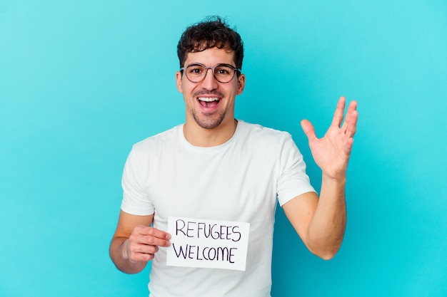 写真 難民歓迎プラカードを保持している若い白人男性