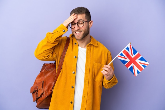 孤立したイギリスの旗を保持している若い白人男性