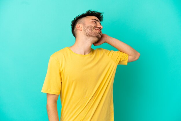 Young caucasian man isolated on blue background thinking an idea