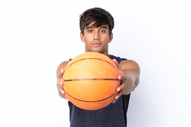 Giovane uomo caucasico isolato su sfondo bianco giocando a basket