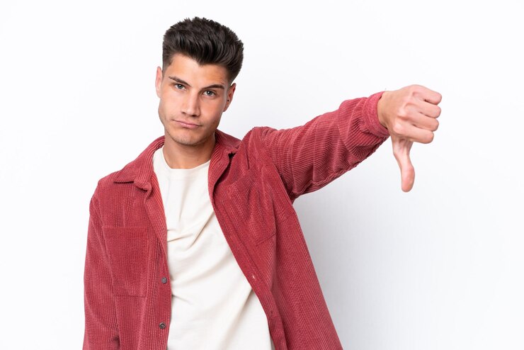 Photo young caucasian man isolated on white background showing thumb down with negative expression