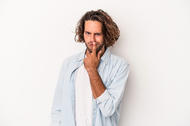 Young caucasian man isolated on white background thinking and looking up, being reflective, contemplating, having a fantasy.