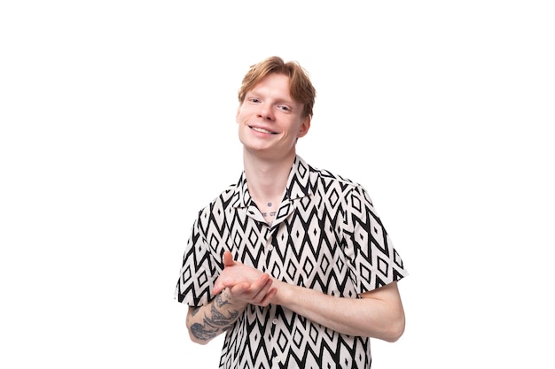 Photo young caucasian man in love with reddish golden hair in a summer shirt