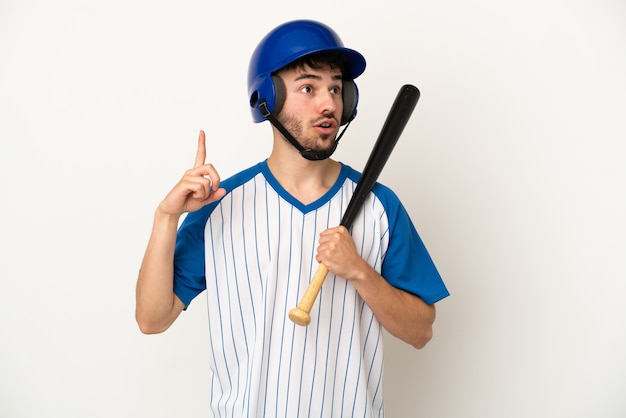 흰색 배경에 격리된 야구를 하는 백인 청년이 손가락을 가리키는 아이디어를 생각하고 있다
