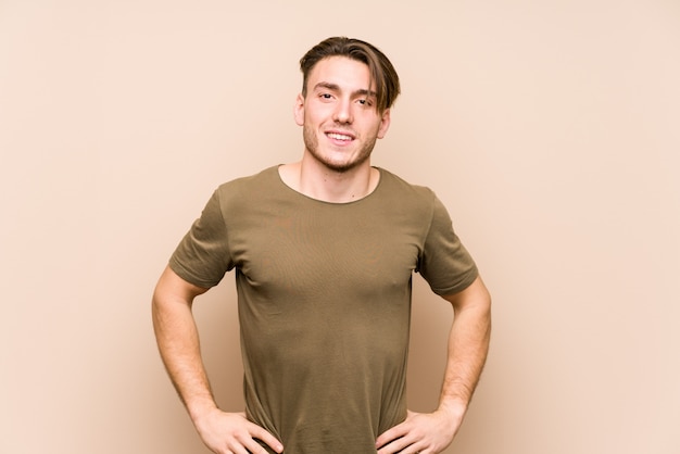 Young caucasian man posing confident keeping hands on hips.