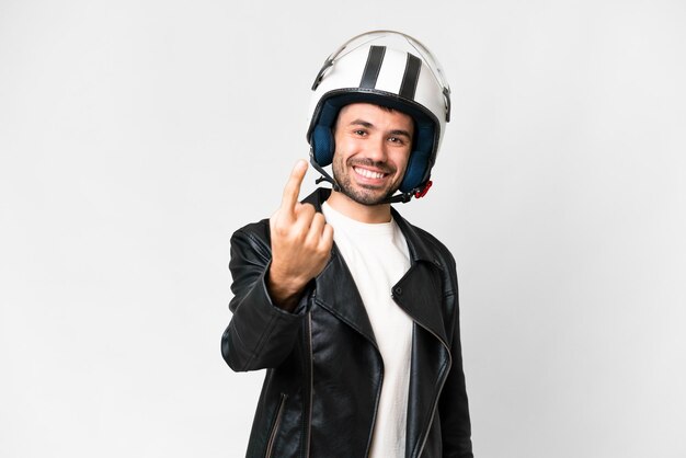 Foto giovane uomo caucasico con un casco da motociclista su sfondo bianco isolato che fa il gesto in arrivo