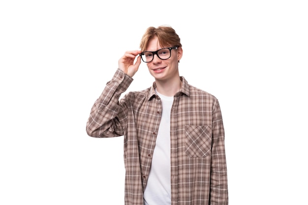 Photo young caucasian man with red hair wears glasses and a shirt