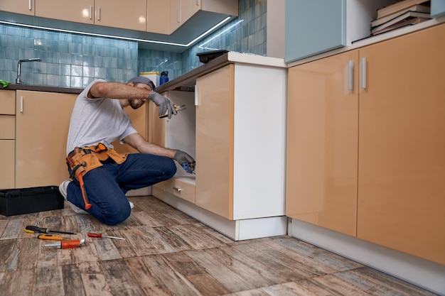 Photo young caucasian man working with instrument and wires