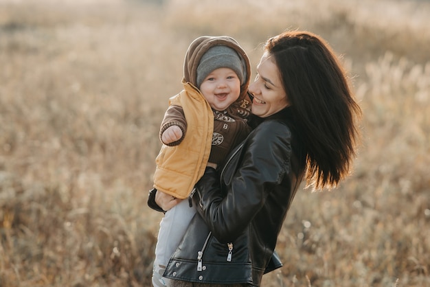 Foto giovane madre caucasica con un bambino figlio figlio maschio