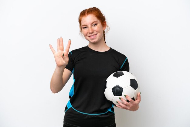 Foto giovane donna caucasica rossa del giocatore di football isolata su sfondo bianco felice e contando quattro con le dita