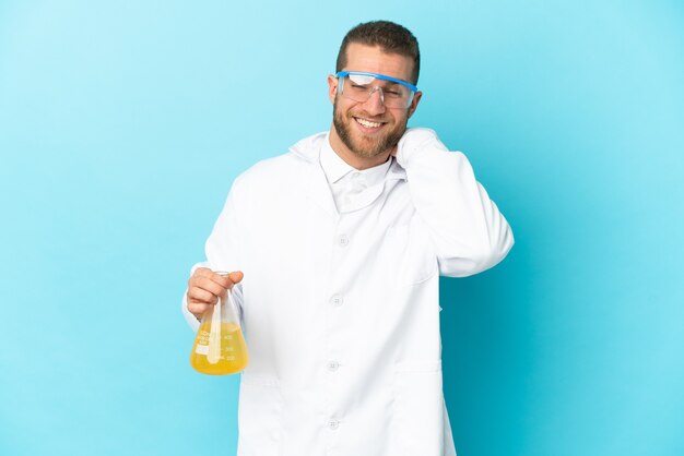 Foto giovane uomo scientifico caucasico isolato sulla risata blu