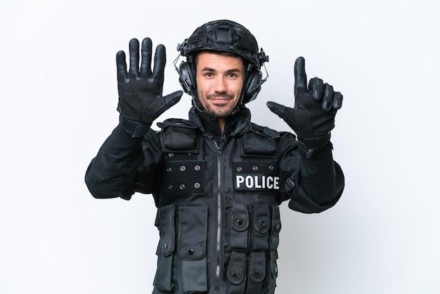 손가락으로 7을 세는 흰색 배경에 고립 된 젊은 백인 SWAT 남자