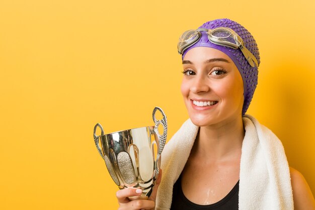 Foto giovane donna caucasica nuotatore che celebra una vittoria