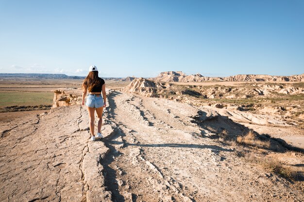 사진 bardenas reales, navarra, basque country의 젊은 백인 여성.