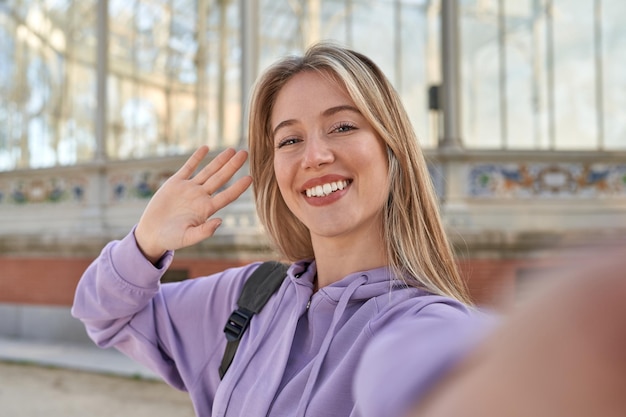 La giovane donna caucasica cattura l'antica bellezza in un momento selfie