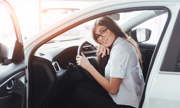 車の中で若い白人女性