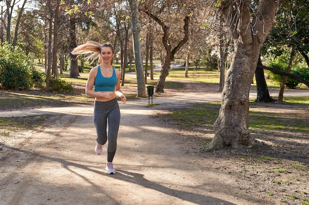 写真 若い白人女性は彼女のランニング ルーチンでアウトドアを取り入れます