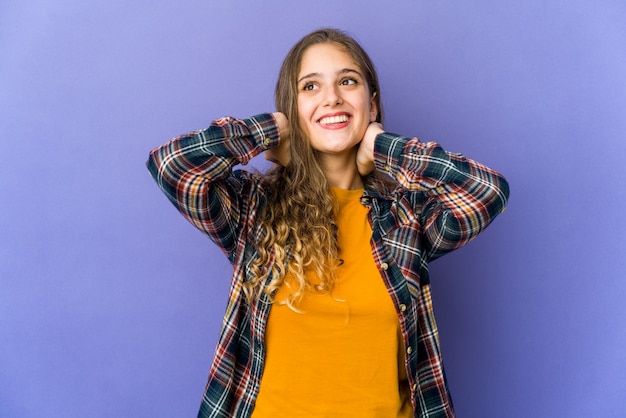 Foto giovane donna caucasica che esprime emozioni isolate