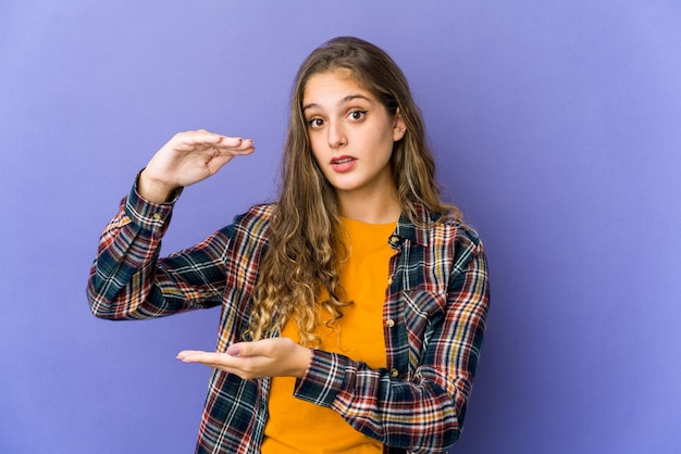 Foto giovane donna caucasica che esprime emozioni isolate