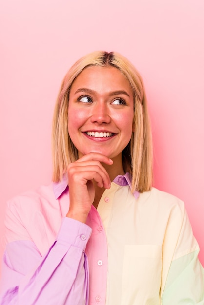 Photo young caucasian woman face closeup isolated on pink background
