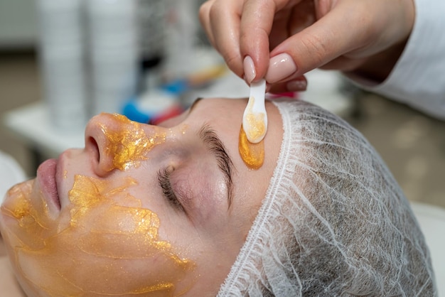 Photo young caucasian woman getting facial care by beautician at spa salon