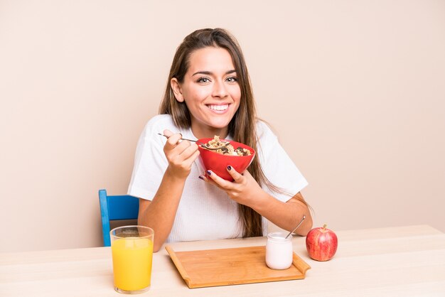 朝食を持っている若い白人女性