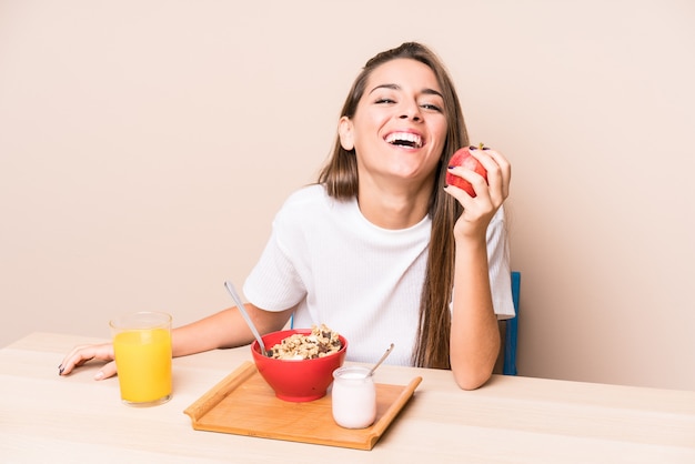 朝食を持っている若い白人女性