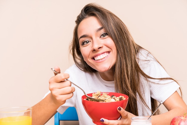 朝食を持っている若い白人女性