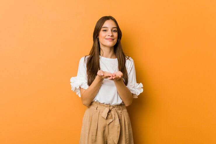Photo 手のひらで何かを保持している若い白人女性