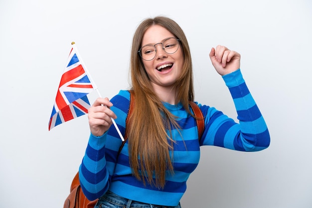 白い背景に分離されたイギリスの旗を保持している若い白人女性