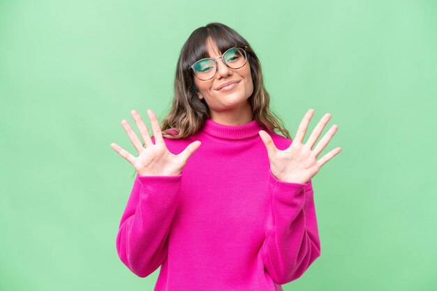 Foto giovane donna caucasica su uno sfondo isolato che conta dieci con le dita