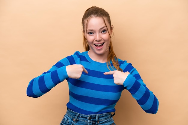 Photo young caucasian woman isolated on beige background with surprise facial expression