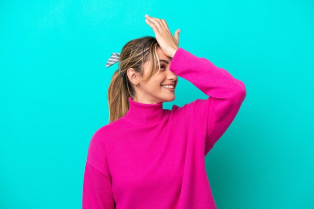 Young caucasian woman isolated on blue background has realized something and intending the solution