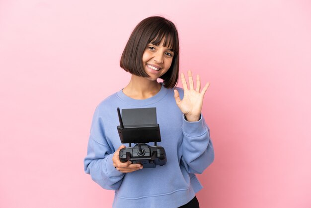 手で来るように誘う青い背景で隔離の若い白人女性。あなたが来て幸せ