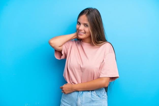 Giovane donna caucasica isolata su sfondo blu che ride