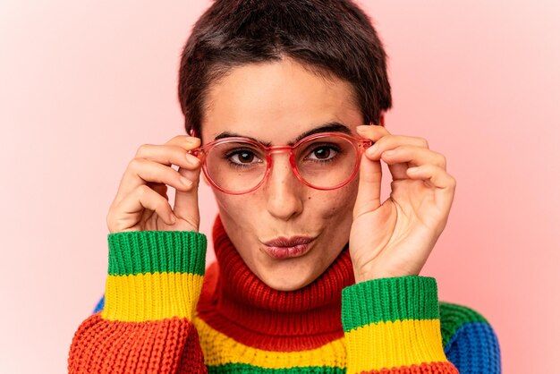 Foto giovane donna caucasica isolata su priorità bassa blu