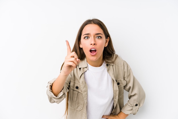 Foto la giovane donna caucasica ha isolato avere un'idea, concetto di ispirazione.